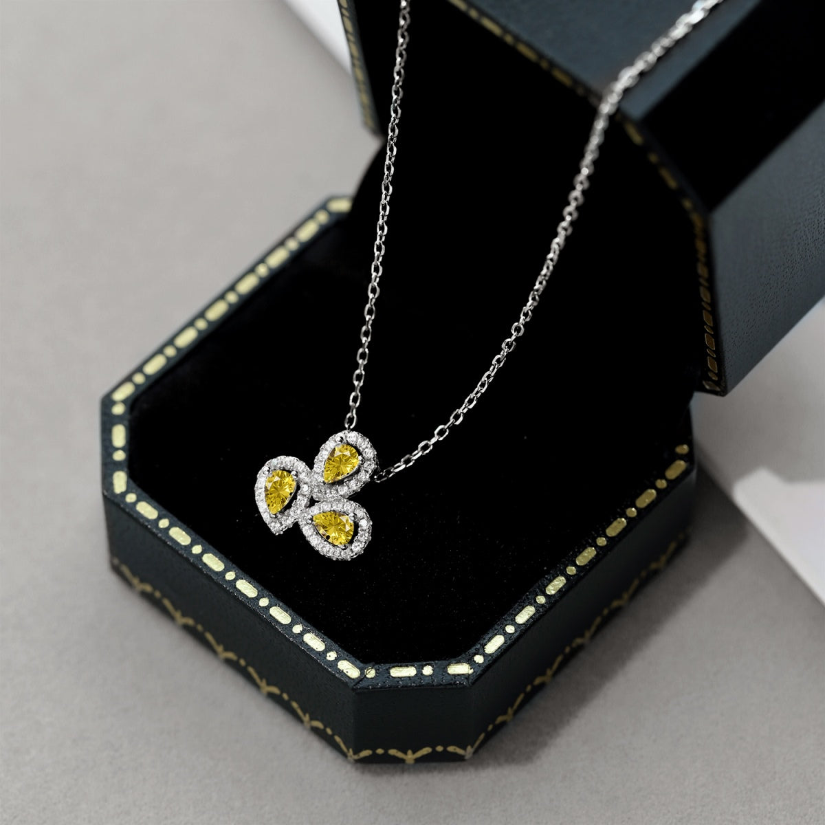 [LuckyStar]Elegant Flower Shape Pear Cut Necklace