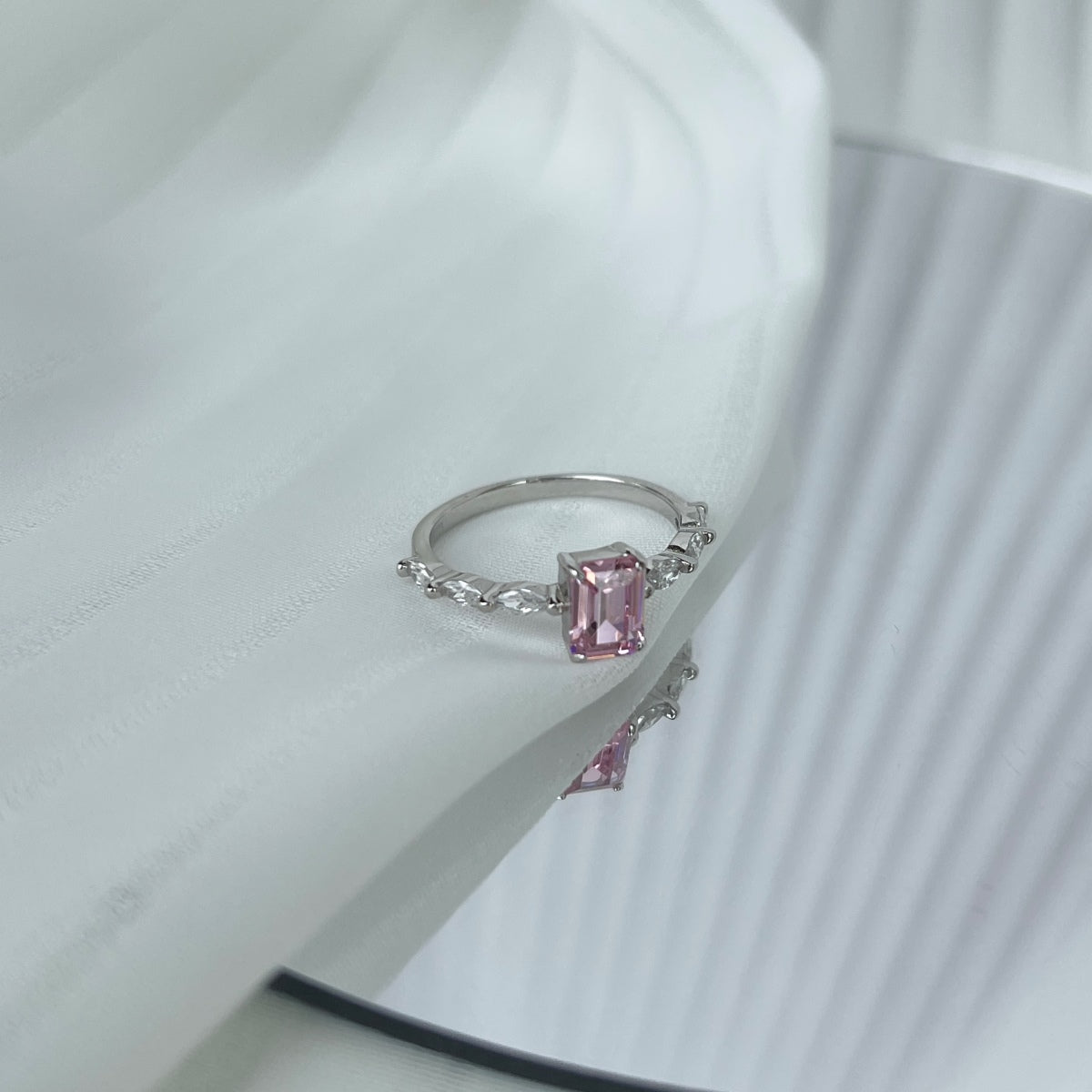 [LuckyStar]1.0 Carat Dainty Resplendent Radiant Cut Daily Ring