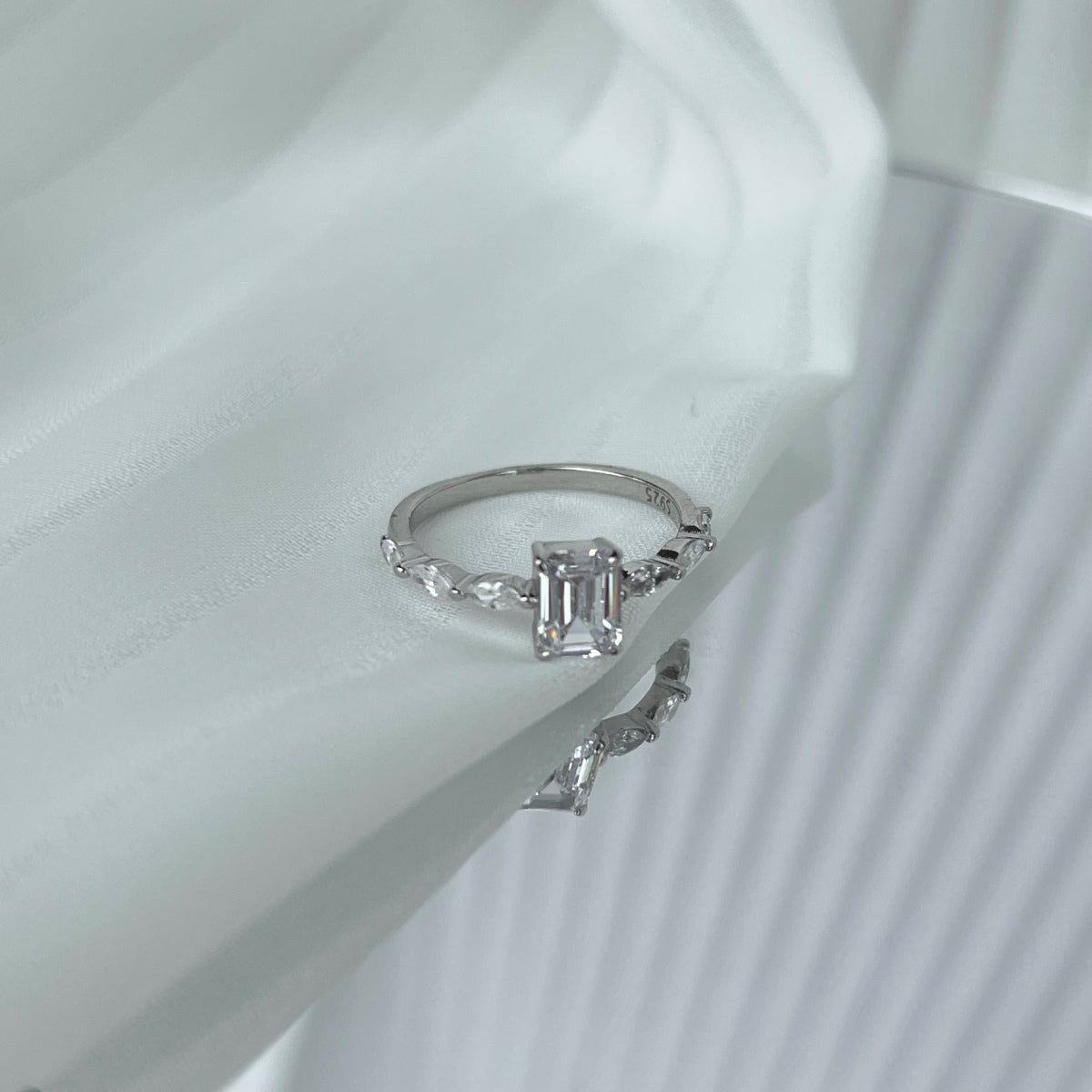 [LuckyStar]1.0 Carat Dainty Resplendent Radiant Cut Daily Ring