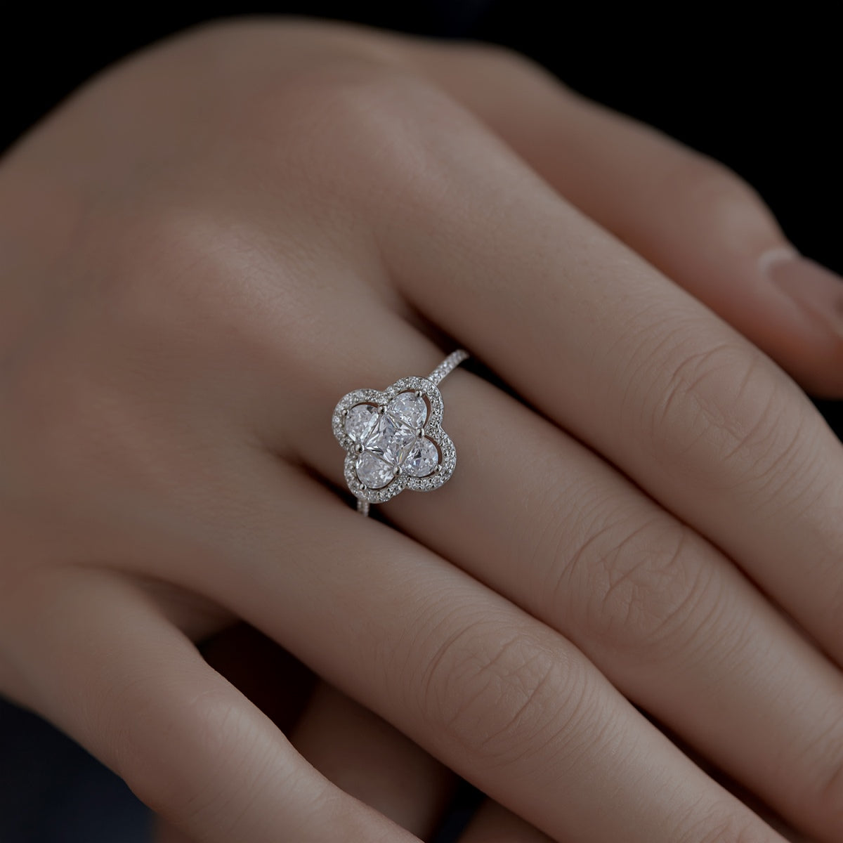 [LuckyStar]Luxurious Eternity Flower Shape Banquet Ring