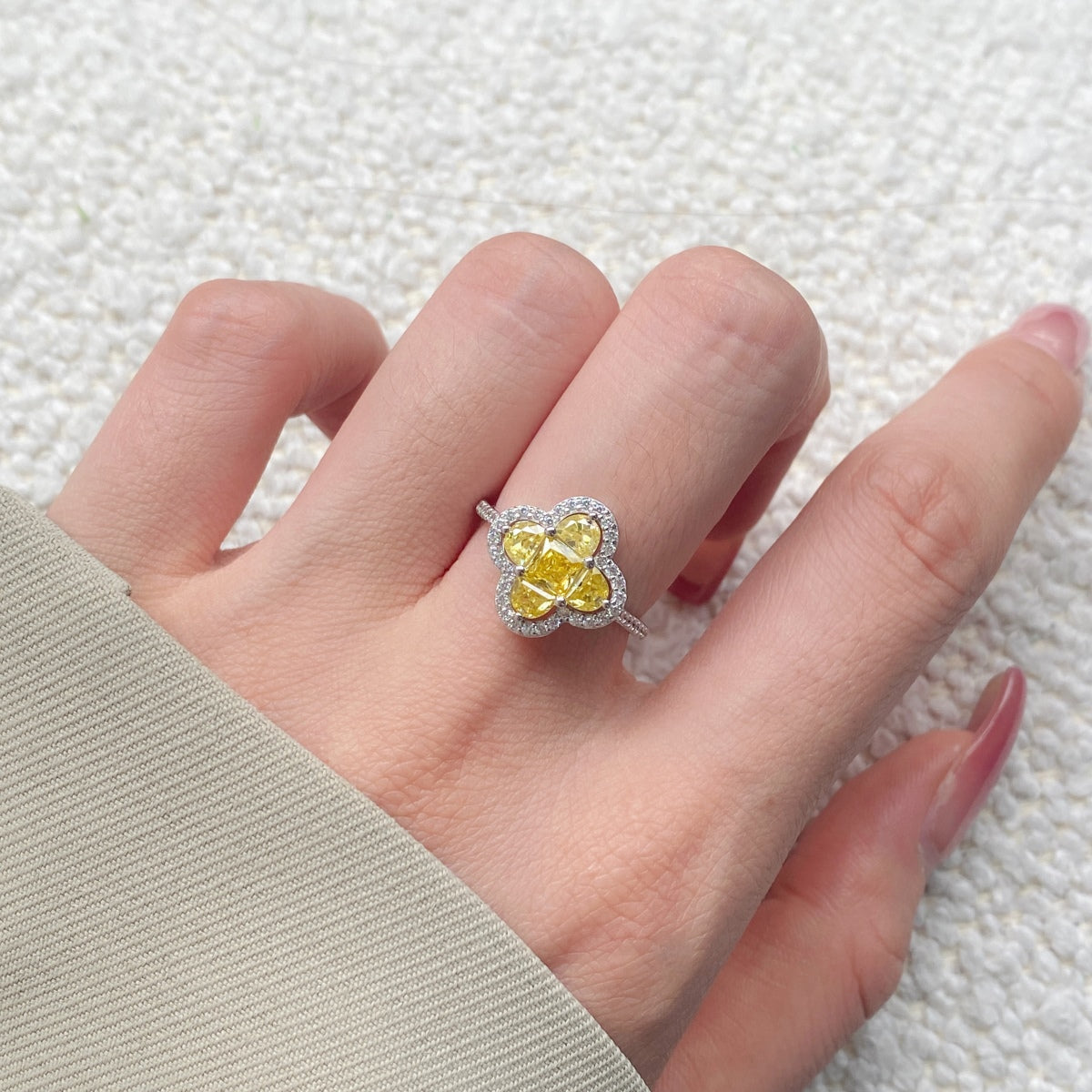 [LuckyStar]Luxurious Eternity Flower Shape Banquet Ring